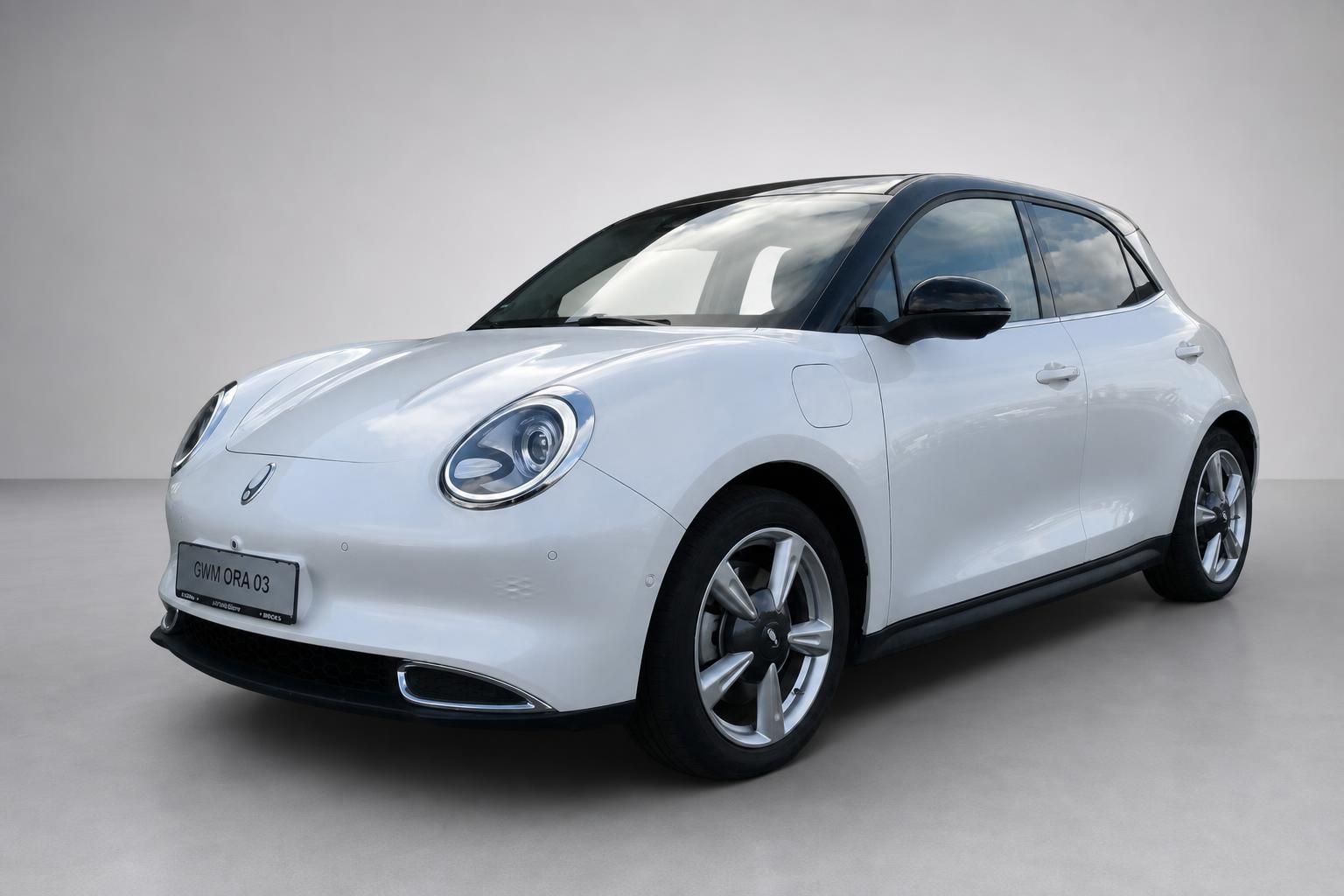 GWM ORA 03 weiss Schrägansicht vorne links – Elektroauto Kompaktklasse