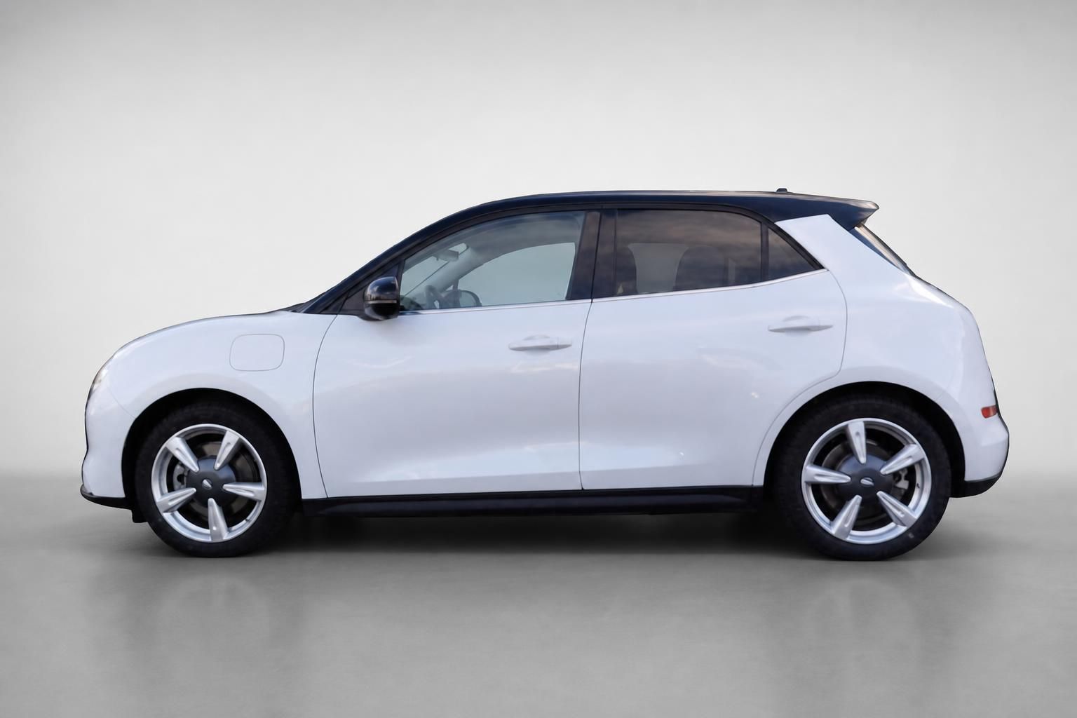 GWM ORA 03 weiss Seitenansicht – Elektroauto mit zweifarbigem Dach und Alufelgen