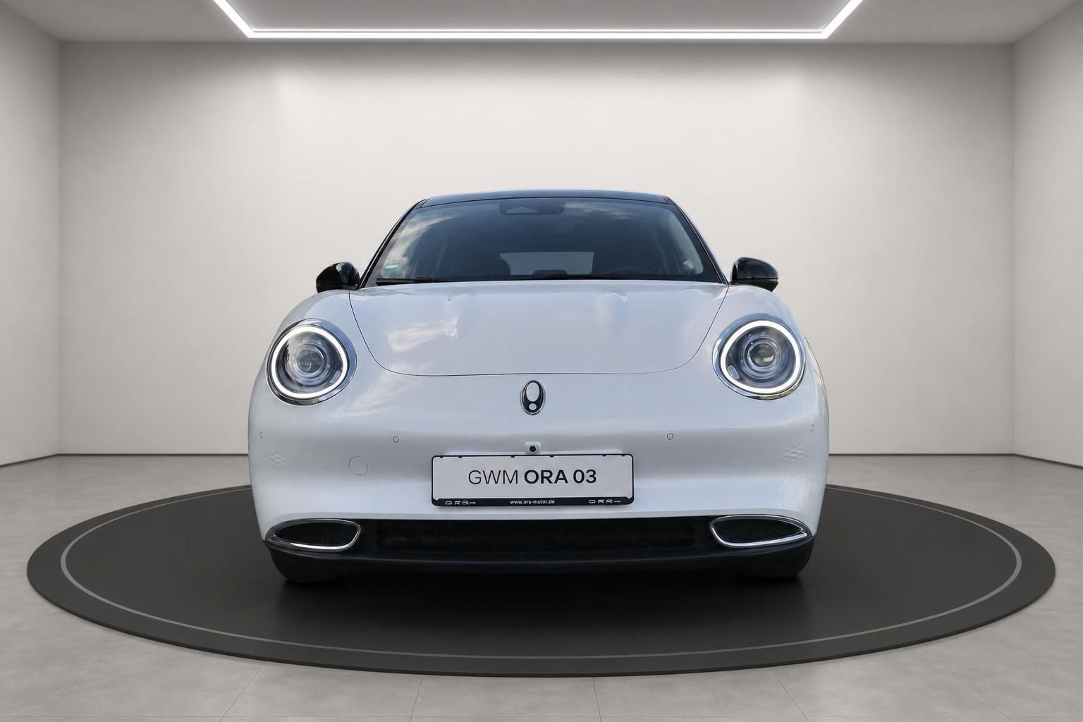 GWM ORA 03 weiss Frontansicht – Elektroauto mit Rundscheinwerfern im Studio