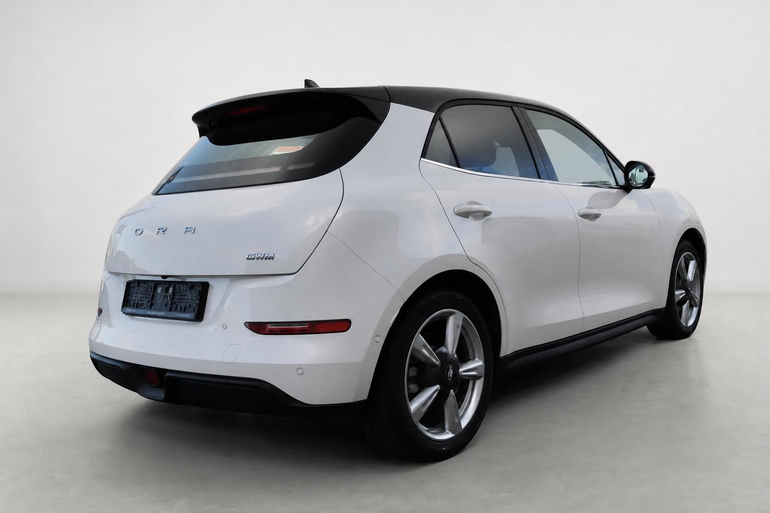 GWM ORA 03 weiß schräg hinten links Seitenansicht Elektro-Kompaktwagen