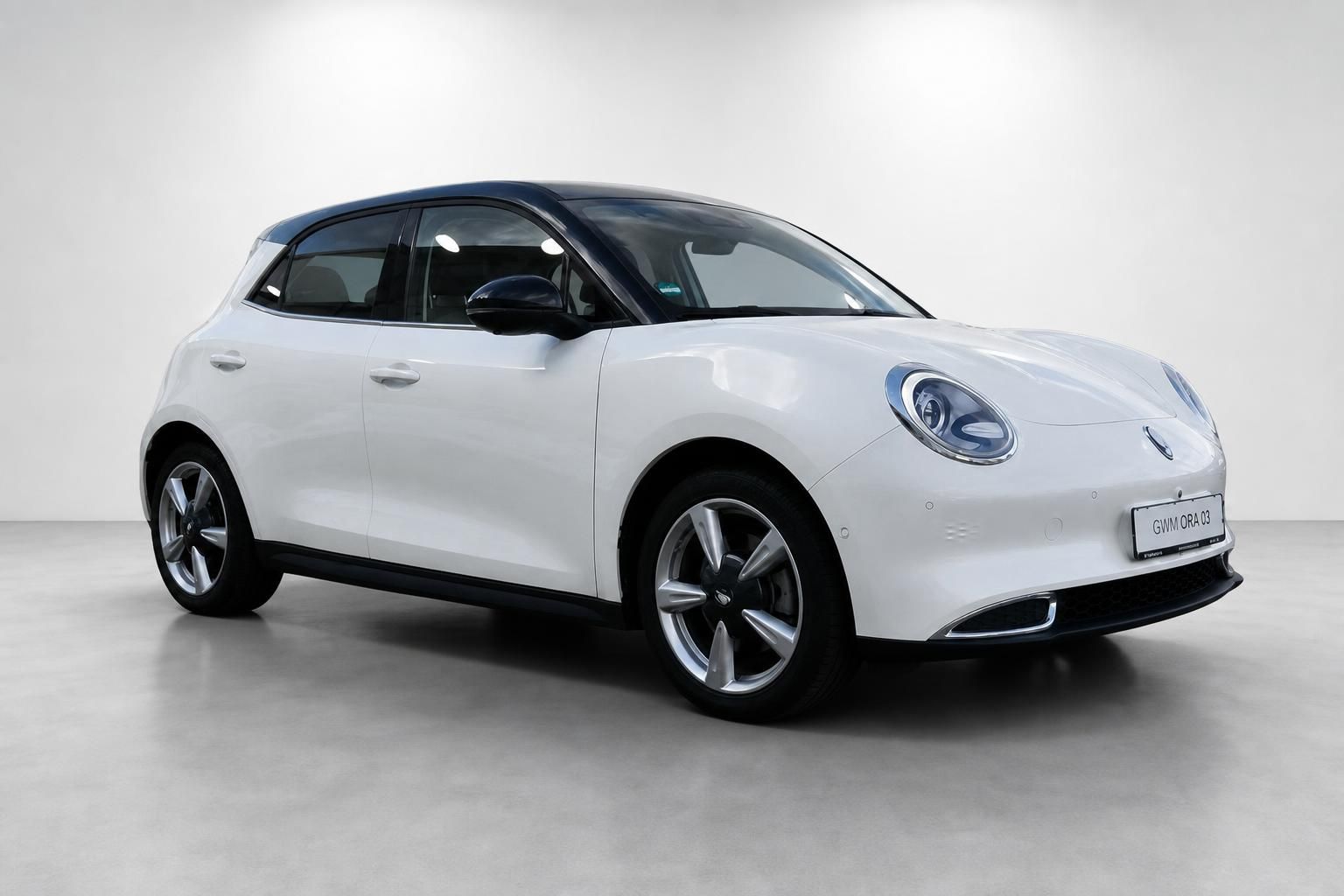 GWM ORA 03 weiß Frontansicht schräg links Elektroauto mit Panoramadach