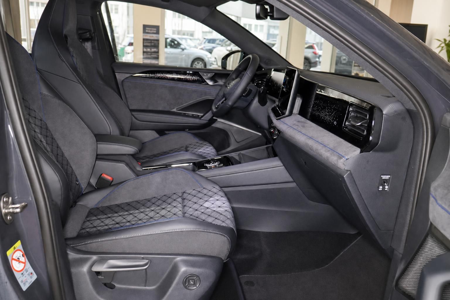 Blick in den Innenraum mit Cockpit, Lenkrad und Rücksitzen