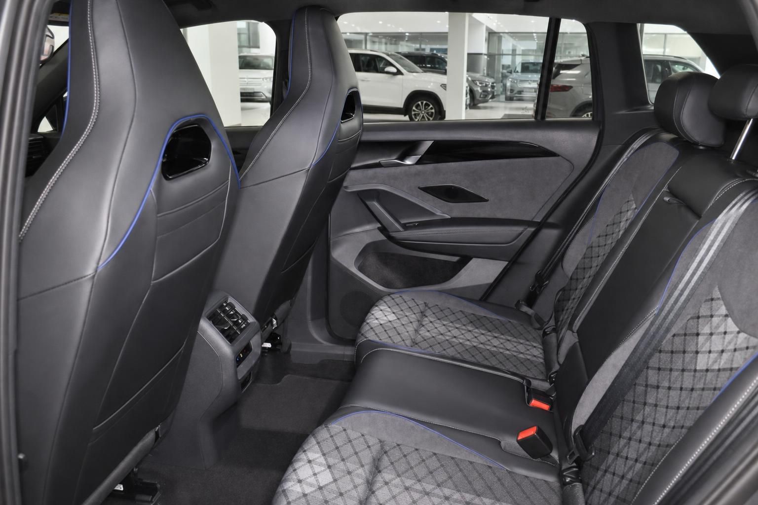 VW SUV Innenraum mit Sportsitzen und Rücksitzbank in Leder