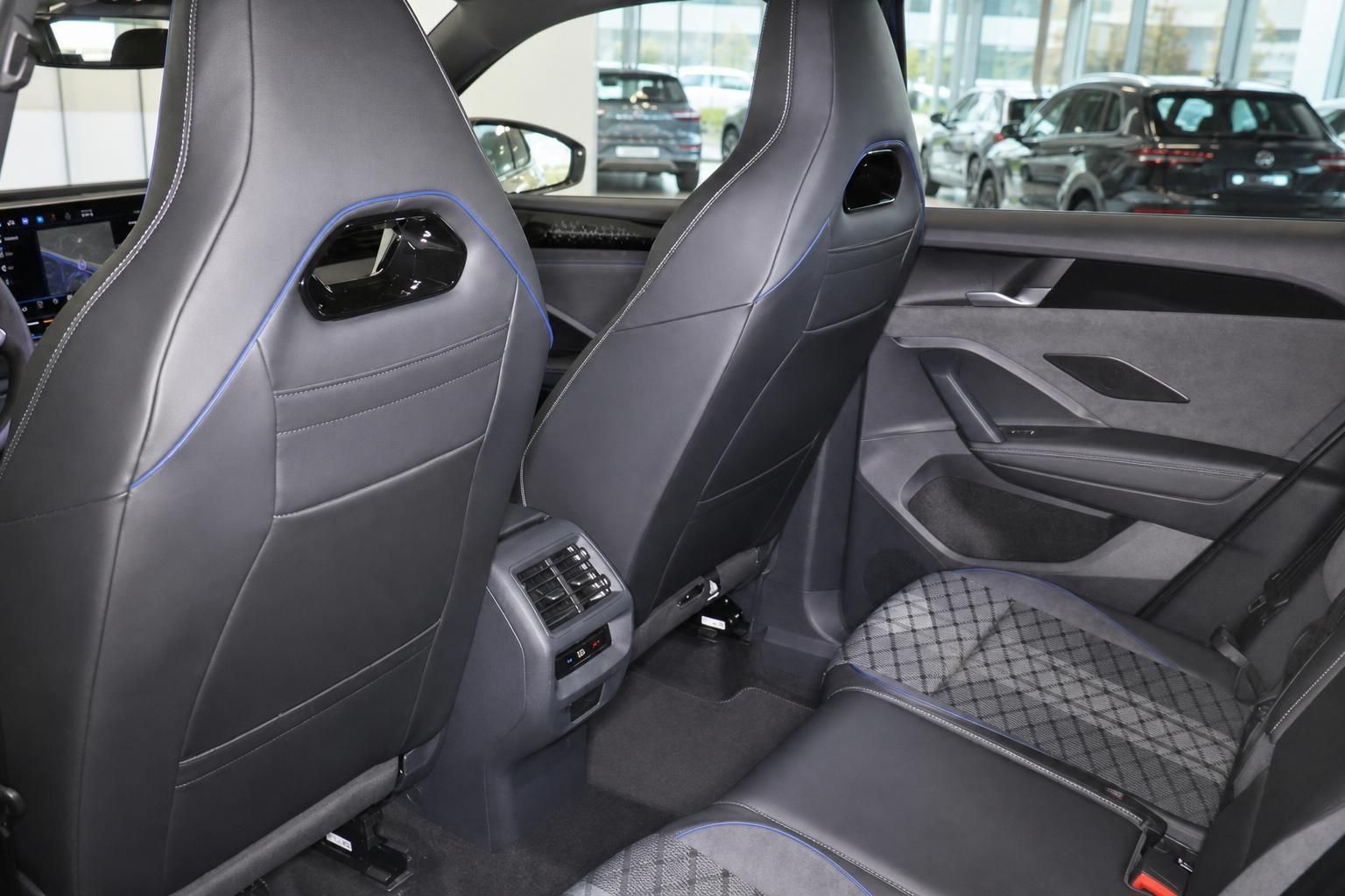 VW SUV Innenraum, Rücksitze mit blauer Ziernaht Detail