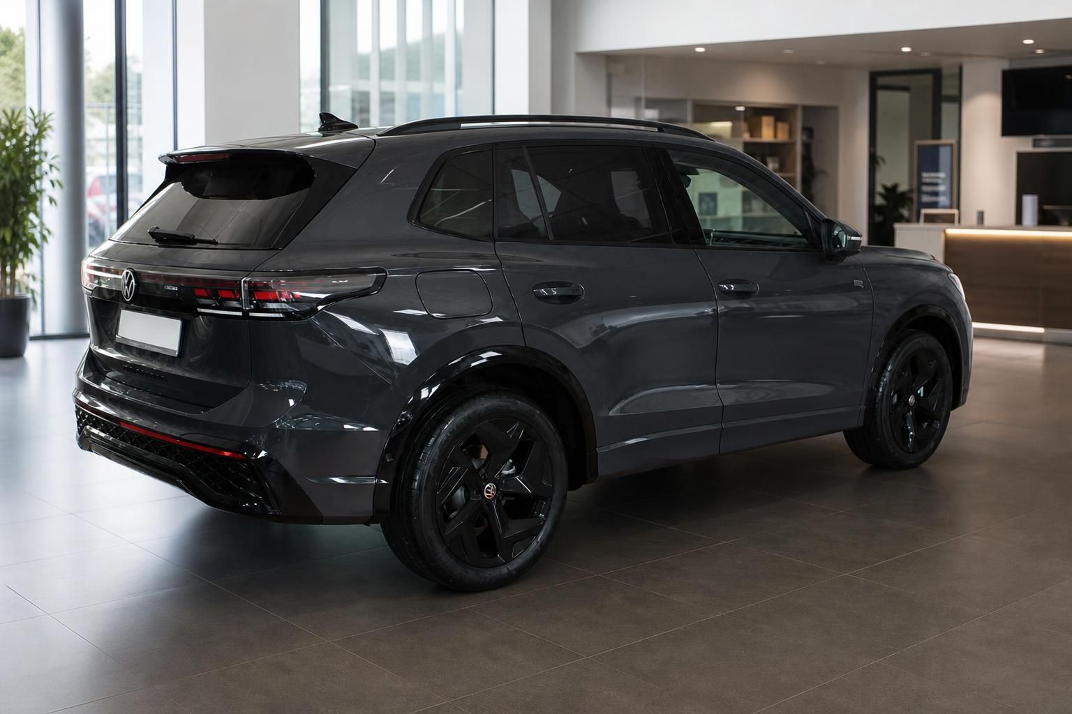 VW SUV in Grau, Heckansicht seitlich im Autohaus