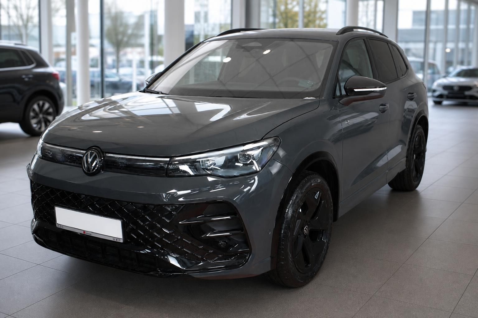 VW SUV in grau mit schwarzen Felgen, Frontansicht im Autohaus