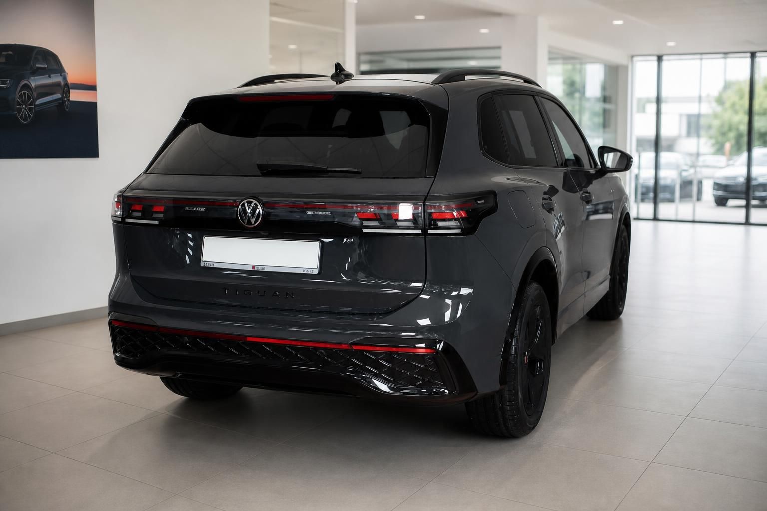 VW Tiguan in grau, Heckansicht mit LED-Rückleuchten im Showroom