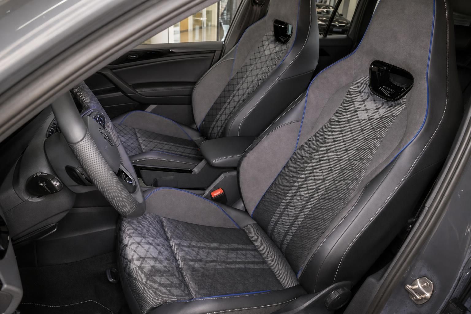 Sportsitze mit Karomuster und blauer Ziernaht im VW Innenraum