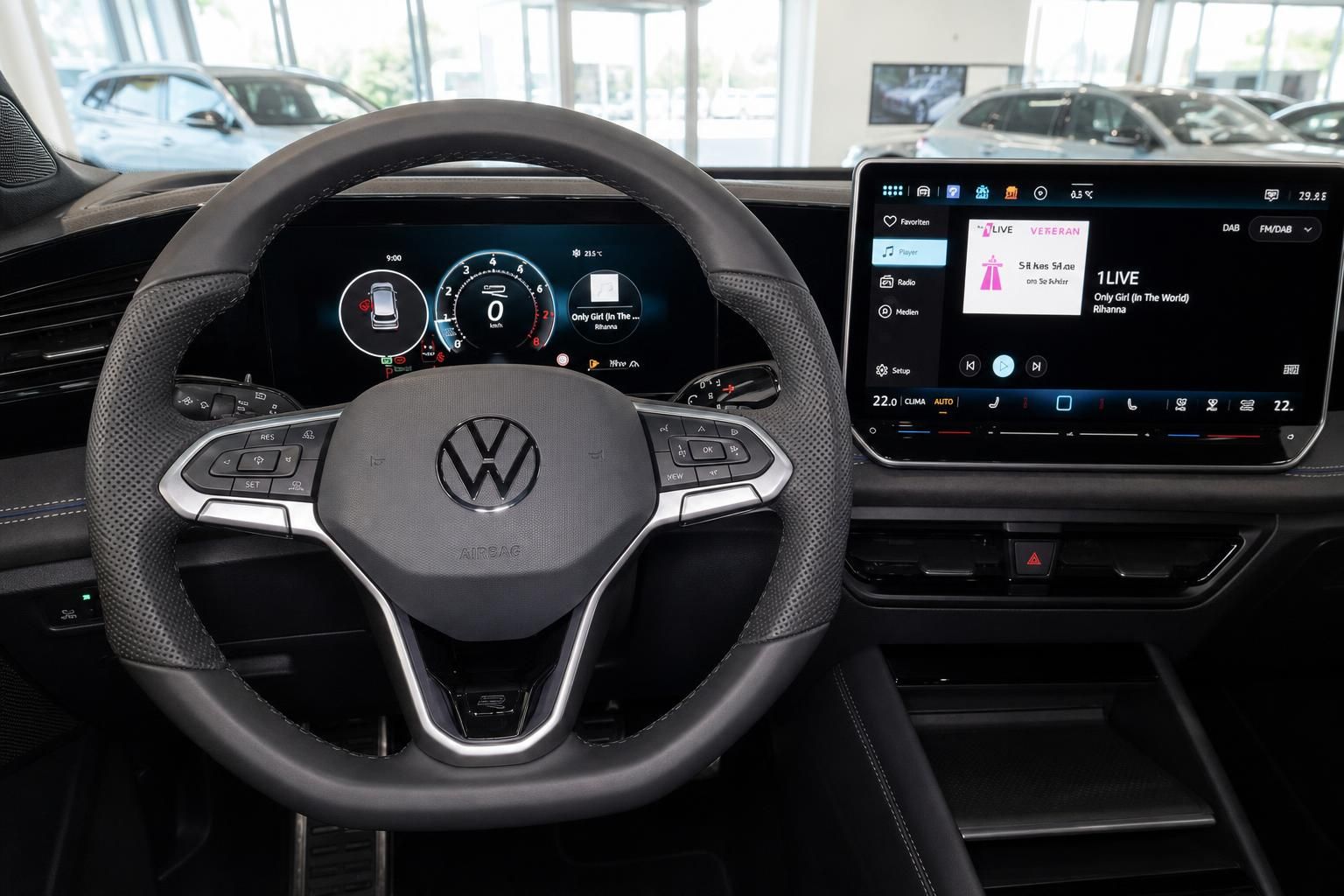 VW Lenkrad mit digitalem Cockpit und Infotainment-Display im Innenraum
