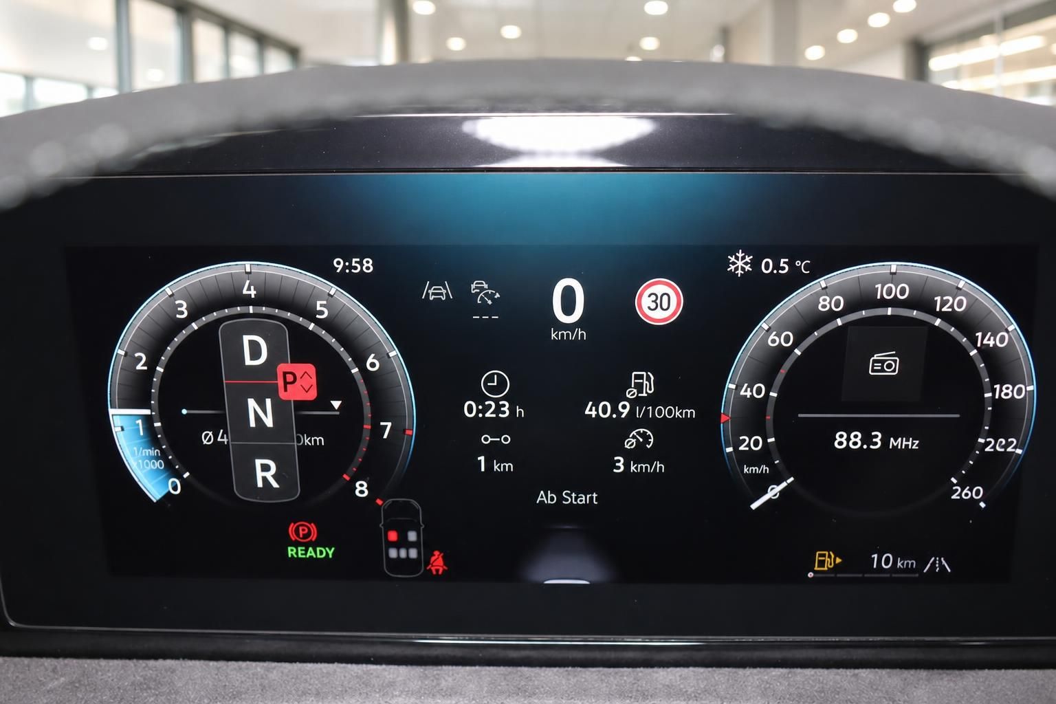 Digitales Kombiinstrument mit Tacho und Drehzahlmesser im VW Cockpit