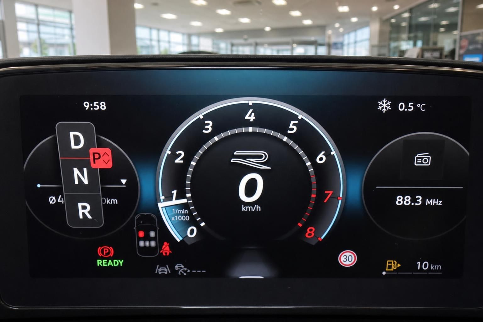 Digitales Kombiinstrument mit Drehzahlmesser und Ganganzeige im Cockpit