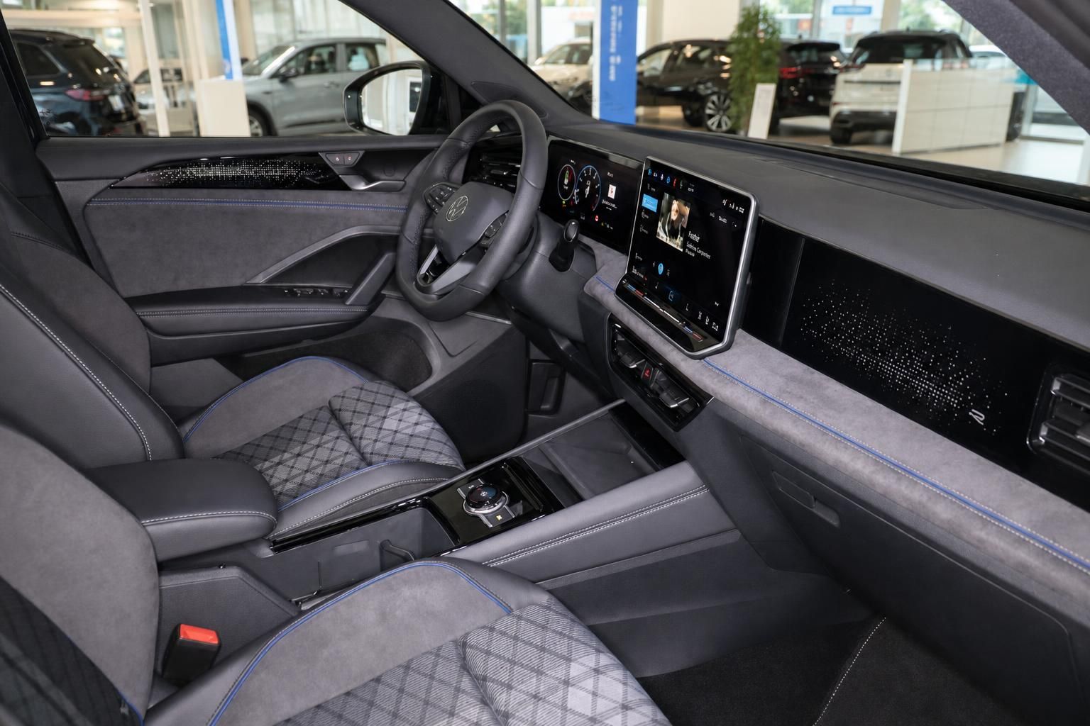 Cockpit mit Lenkrad, Digitaldisplay und Sportsitzen im Innenraum