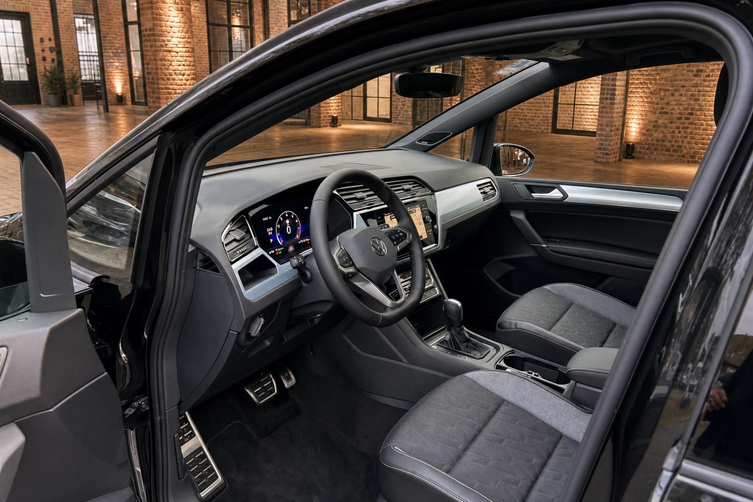 VW Touran Innenraum Cockpit mit Lenkrad und Sitzen schwarz