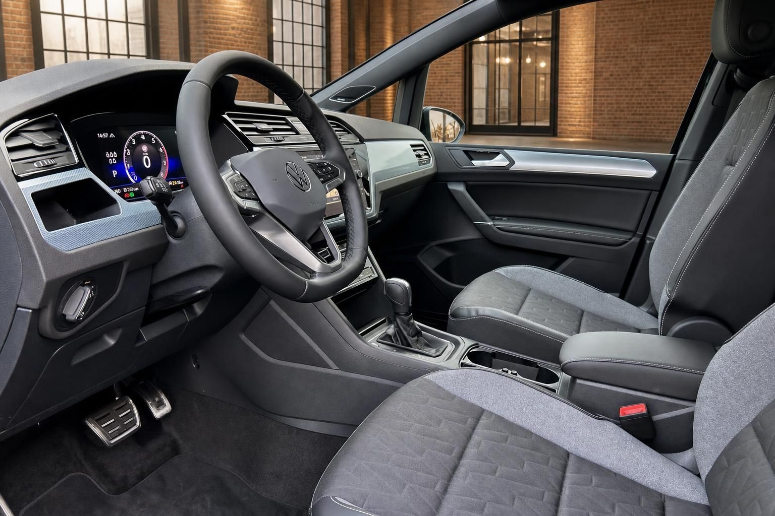 VW Touran Innenraum mit Cockpit, Lenkrad und Sitzen in Grau