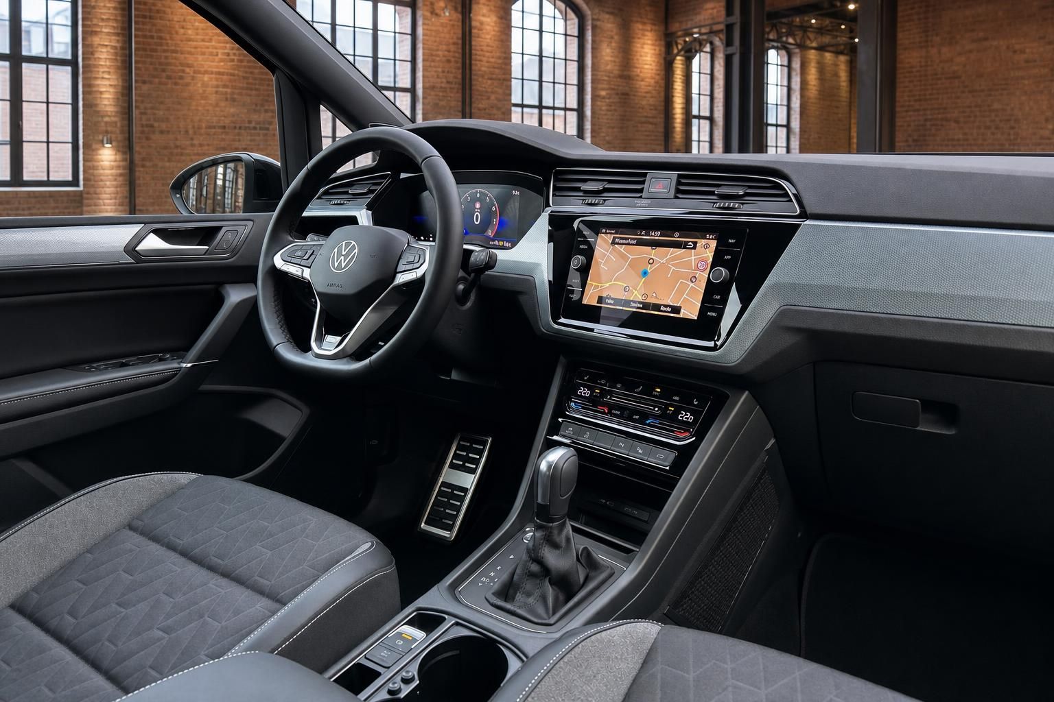 VW Touran Cockpit mit Lenkrad, Digitaltacho und Navigationssystem