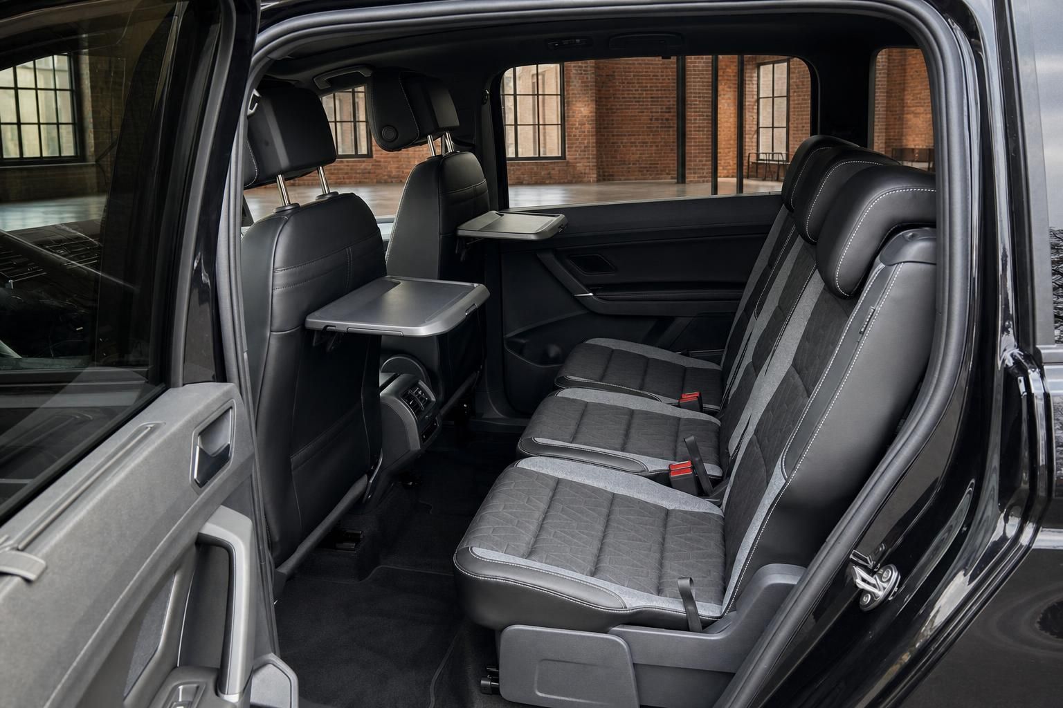 VW Touran Rücksitze mit Klapptischen im Innenraum Detailansicht