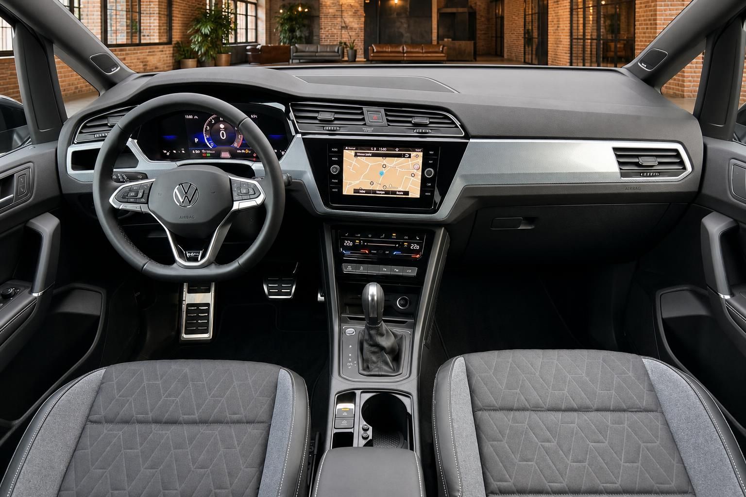 VW Touran Innenraum Frontansicht mit Cockpit und Sitzen