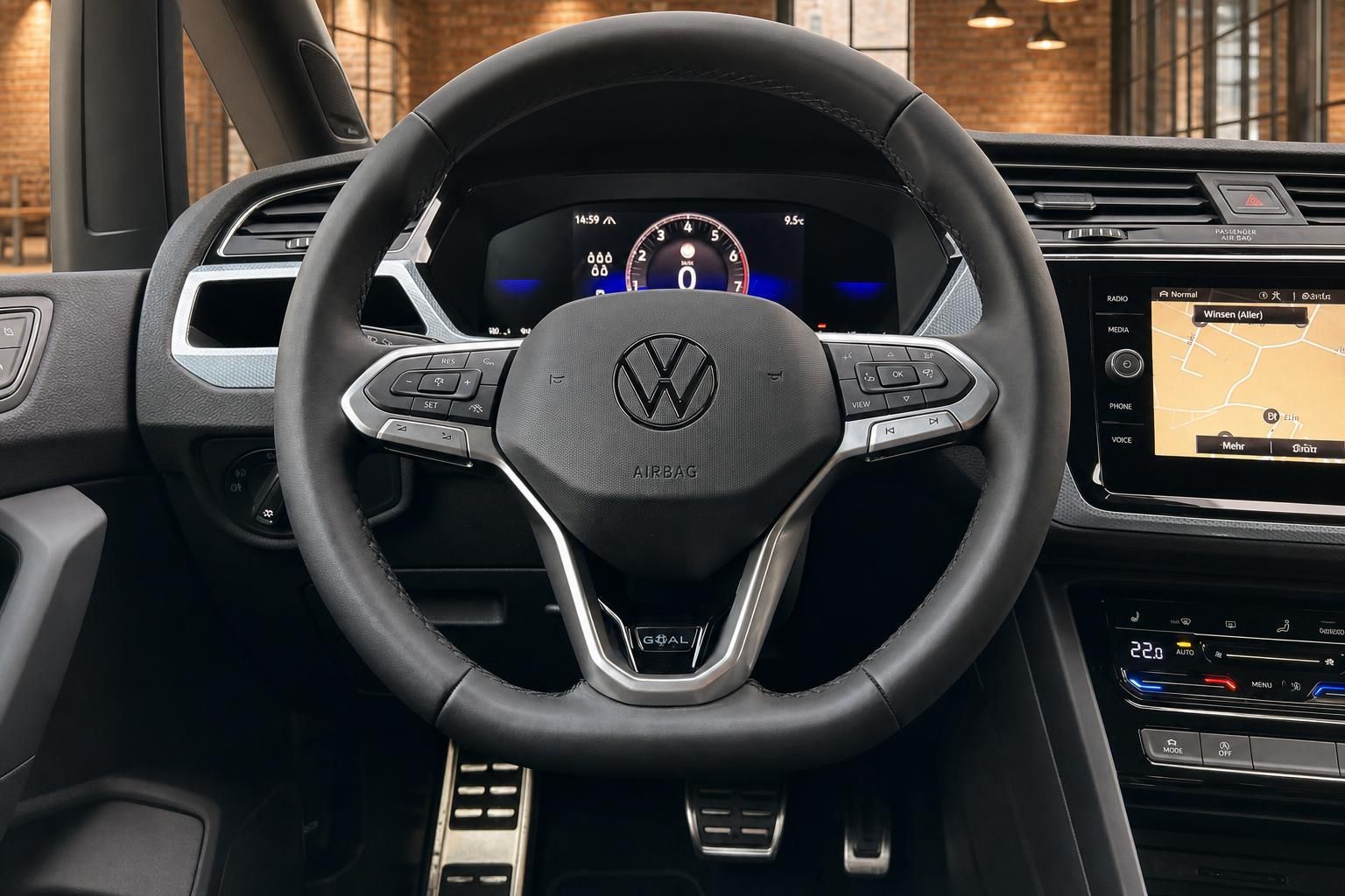 VW Touran Lenkrad mit Multifunktionstasten und Tachoanzeige