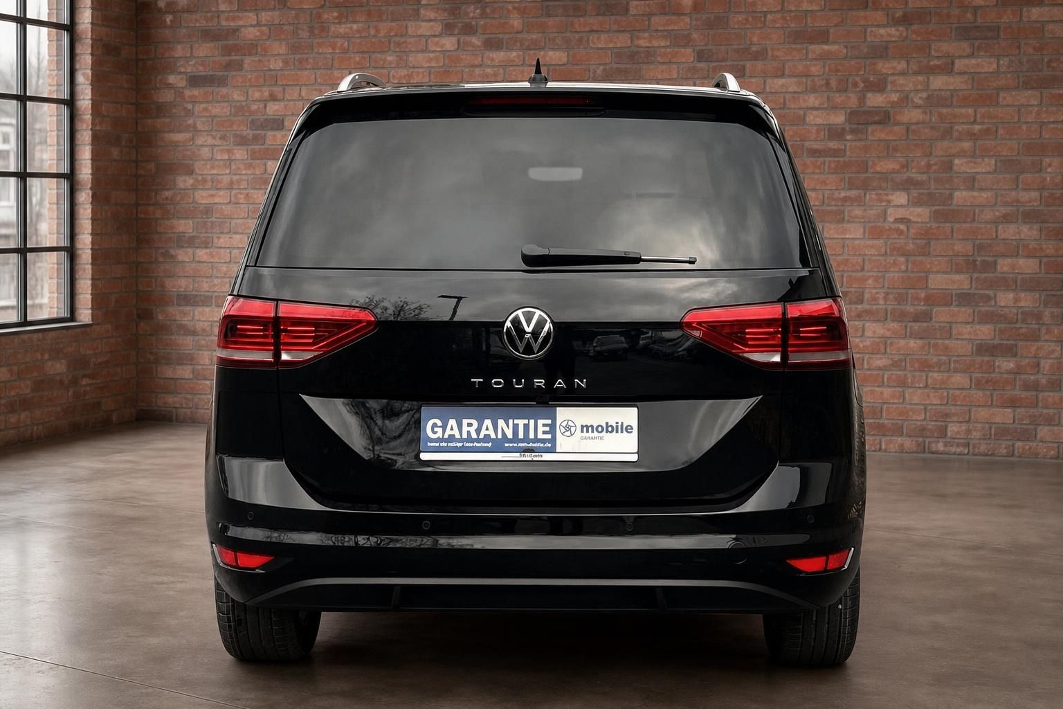 VW Touran schwarz Heckansicht mit Rueckleuchten und Kennzeichen