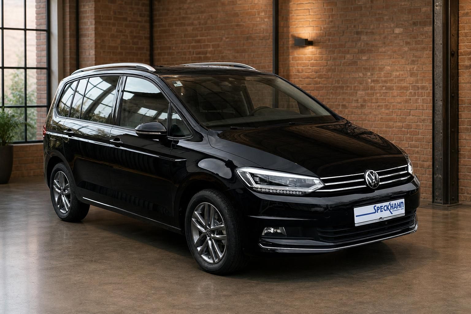 VW Touran schwarz Frontansicht seitlich mit Alufelgen