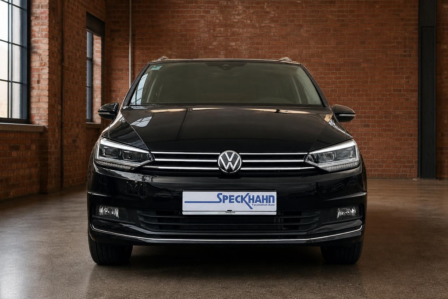 VW Touran schwarz Frontansicht mit Kennzeichenhalter Speckhahn