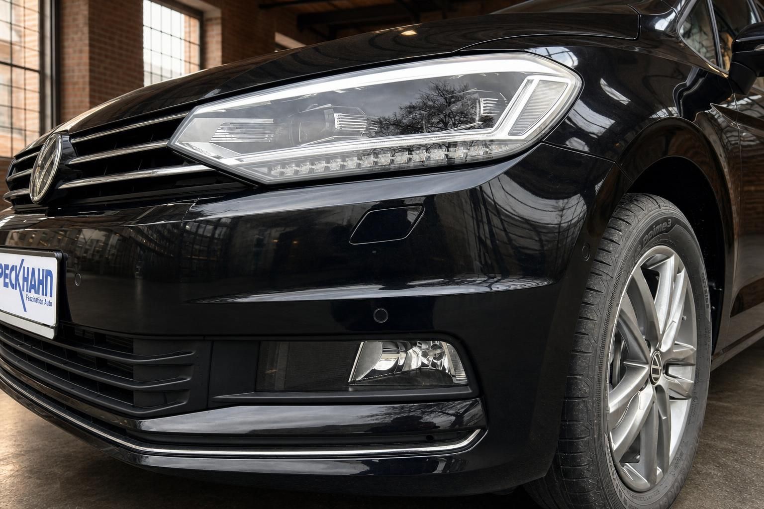 VW Touran Detailansicht LED-Scheinwerfer und Frontstoßstange schwarz