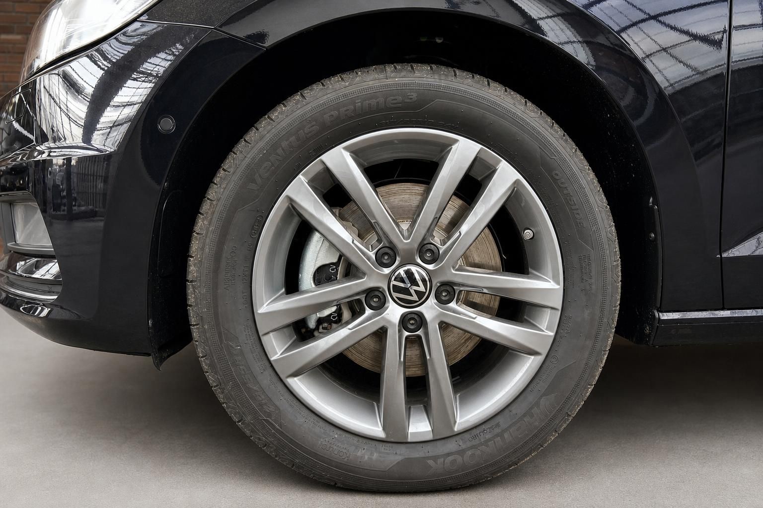 VW Touran Leichtmetallfelge und Reifen Detailaufnahme schwarz