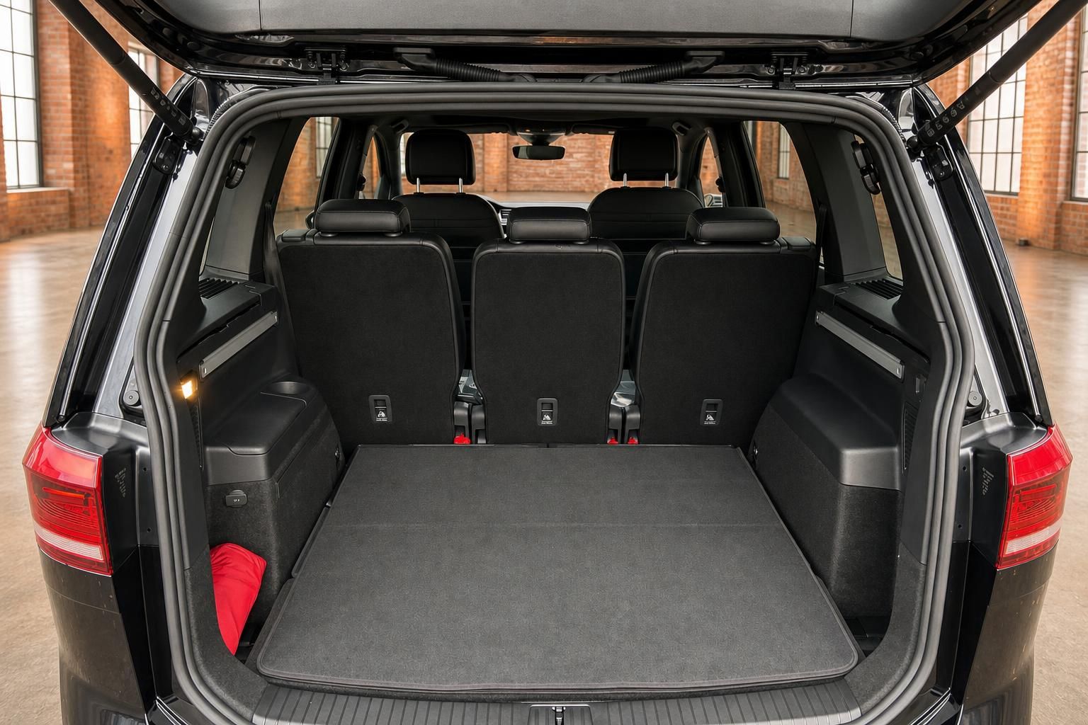 VW Touran Kofferraum mit umgeklappten Sitzen und Ladefläche