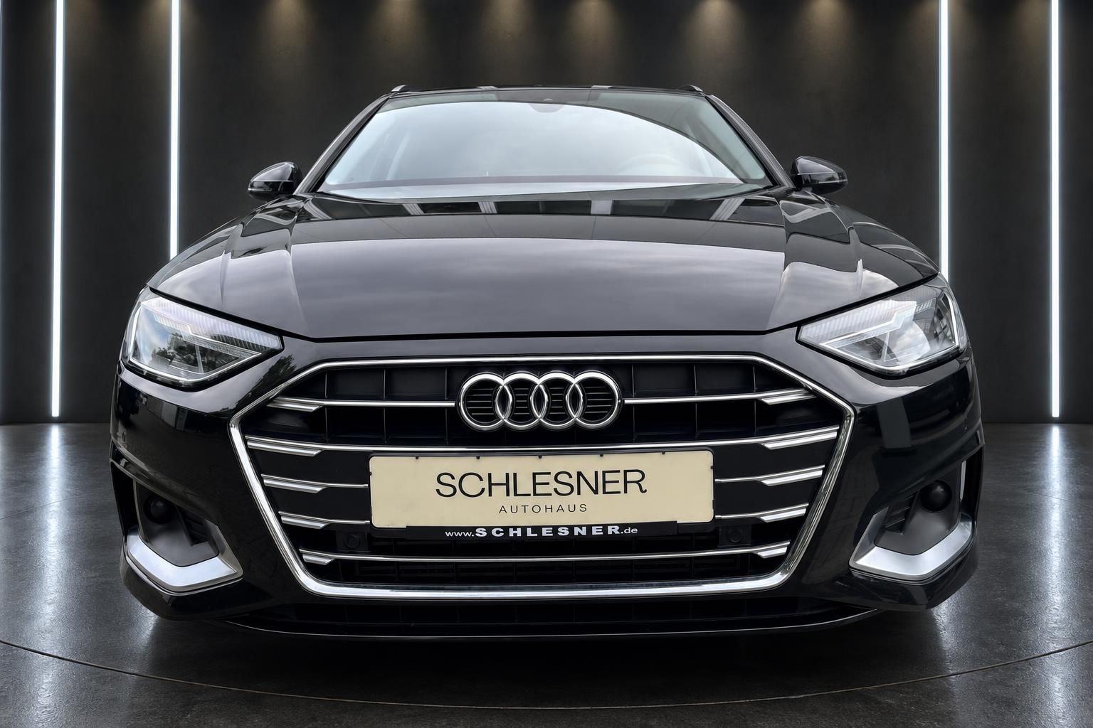 Audi A4 Avant schwarz Frontansicht mit Kuehlergrill und LED-Scheinwerfern