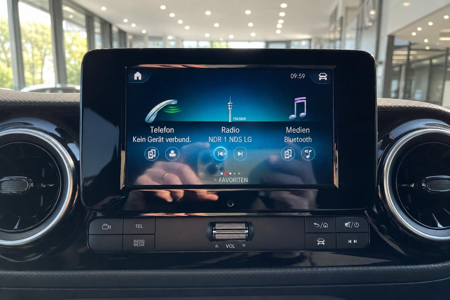 Infotainment-Touchscreen mit Radio- und Medienfunktionen im Fahrzeug-Cockpit