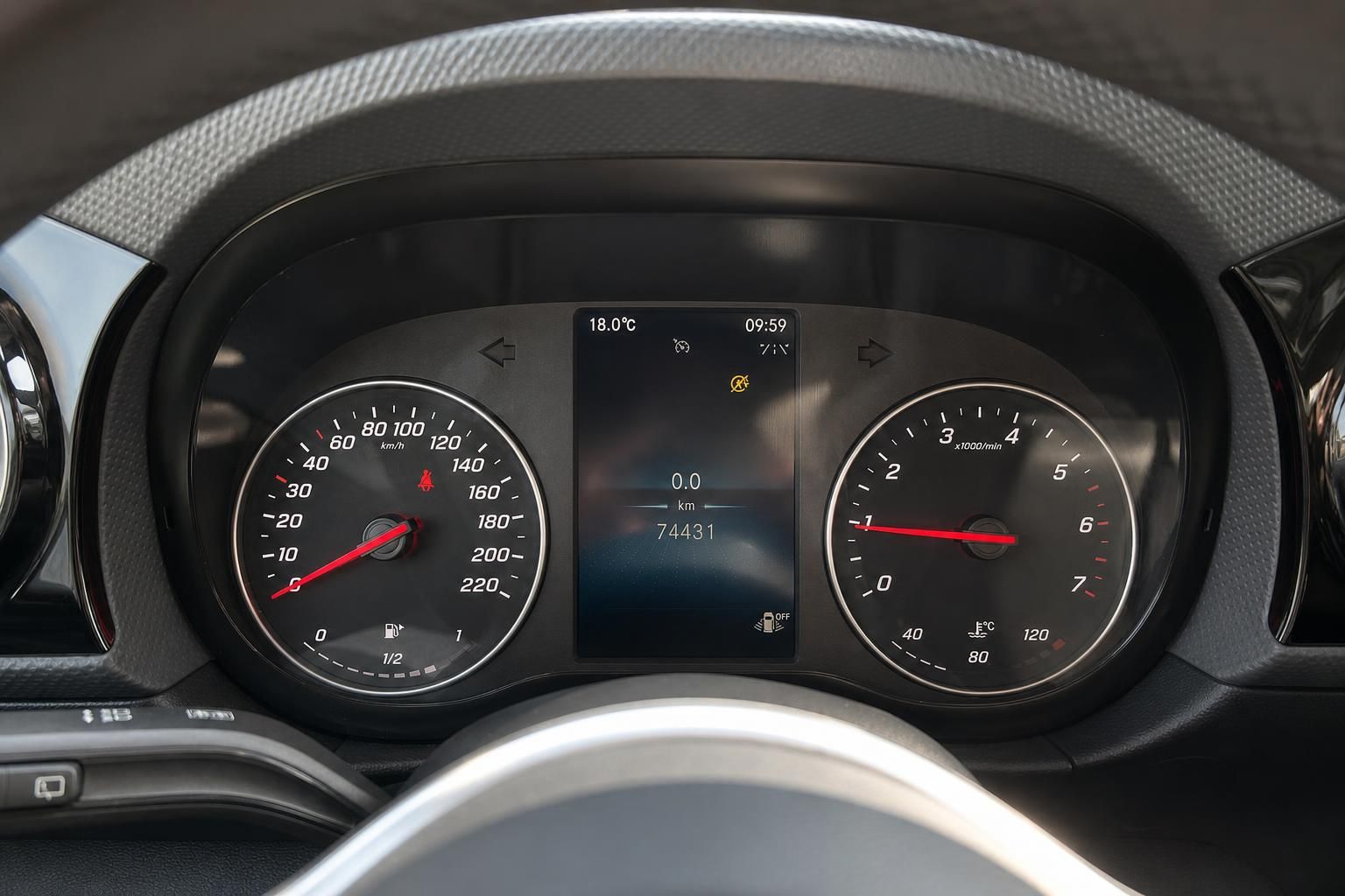 Fahrzeug Armaturenbrett mit Tacho und Display - Innenausstattung Detailansicht