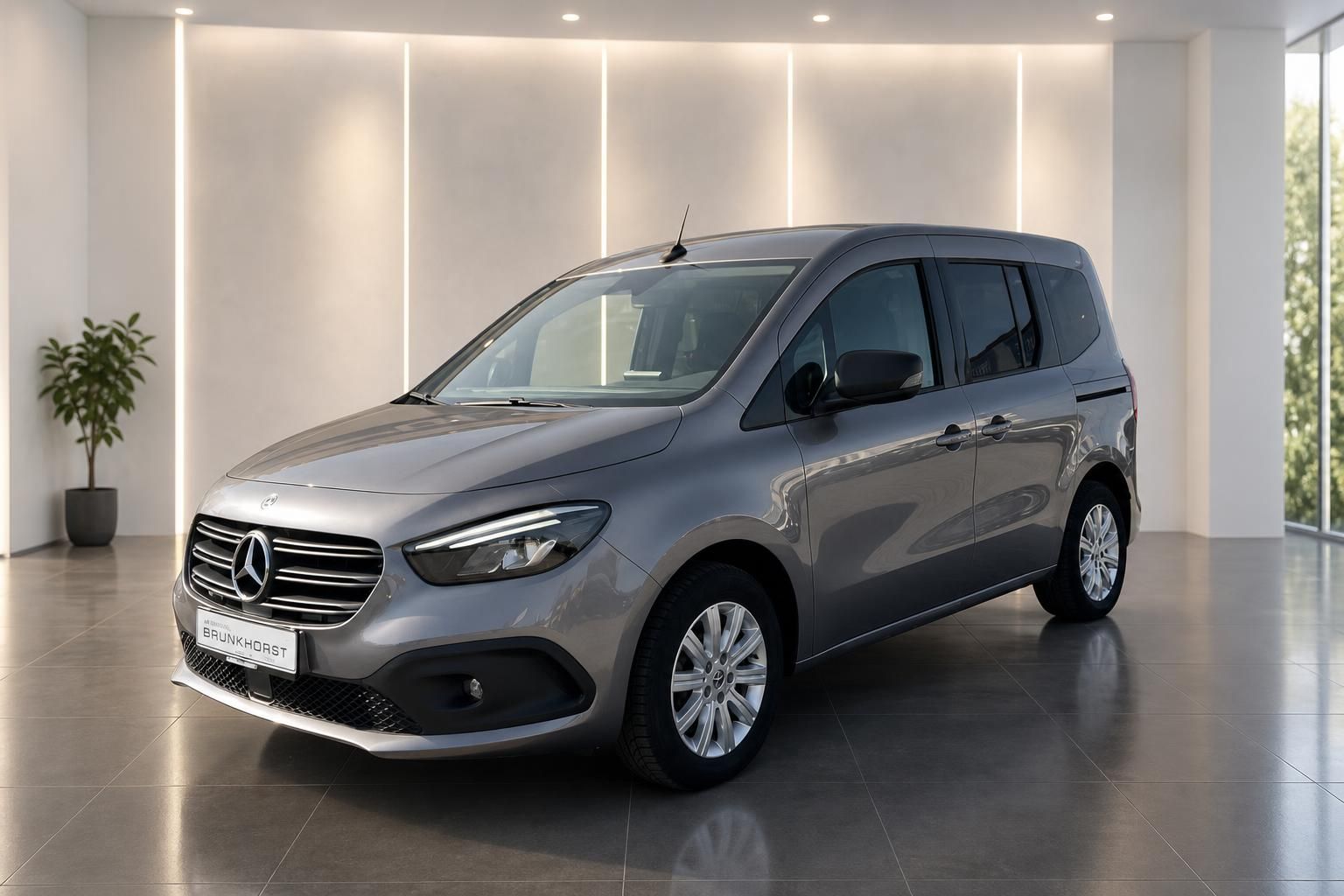 Mercedes-Benz Citan Kompaktvan in grau metallic - Dreiviertelansicht von vorn im Showroom