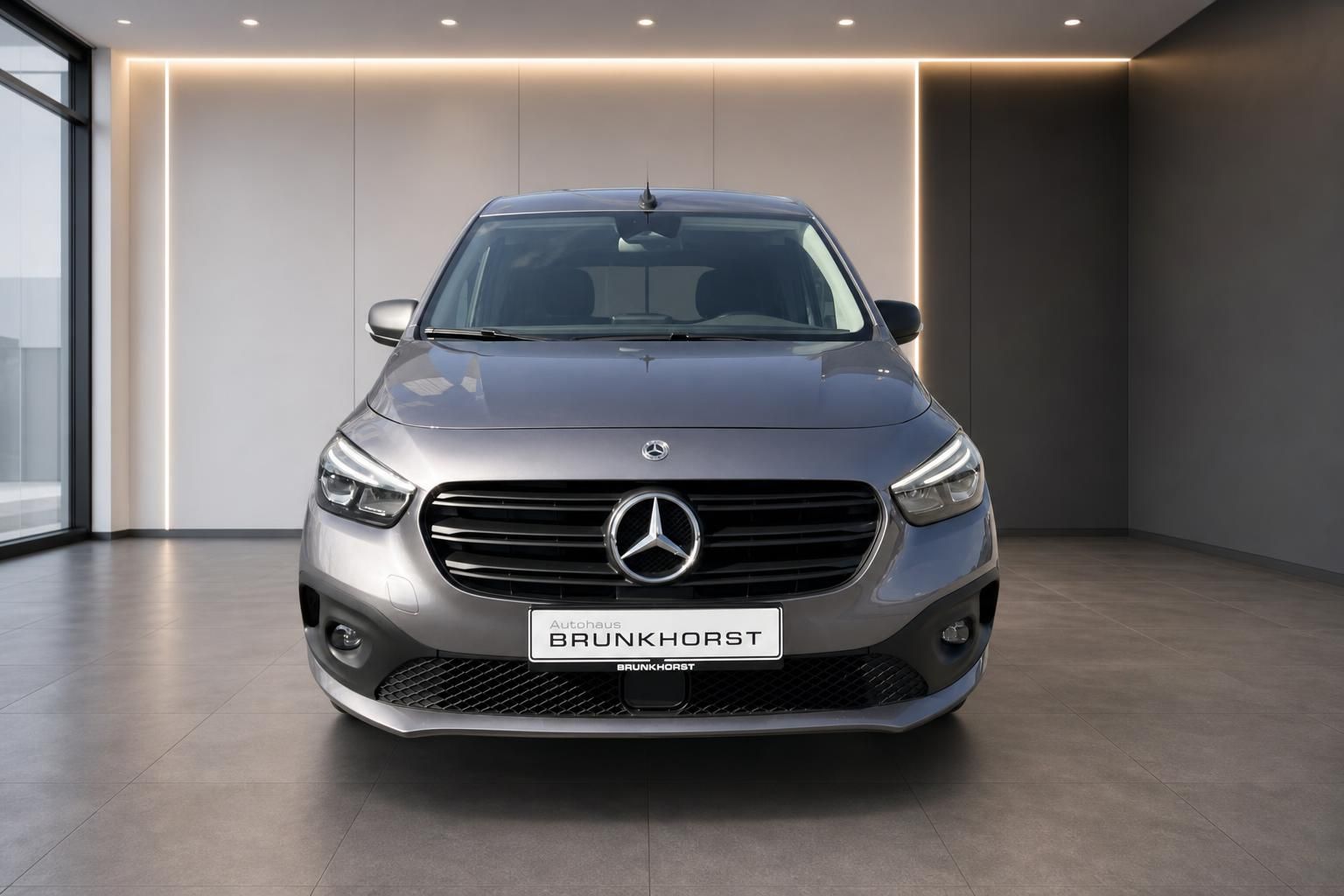 Mercedes-Benz Citan Kompaktvan in grau metallic - Frontansicht mit Mercedes-Stern und LED-Scheinwerfern