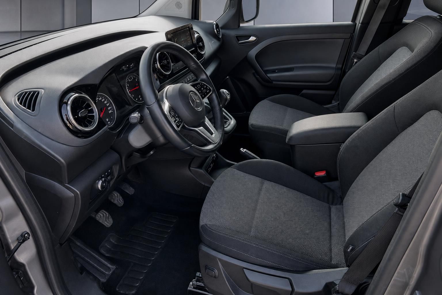Mercedes-Benz Citan Innenraum - Fahrersitz mit Stoff-Bezug und Seitenperspektive des Cockpits