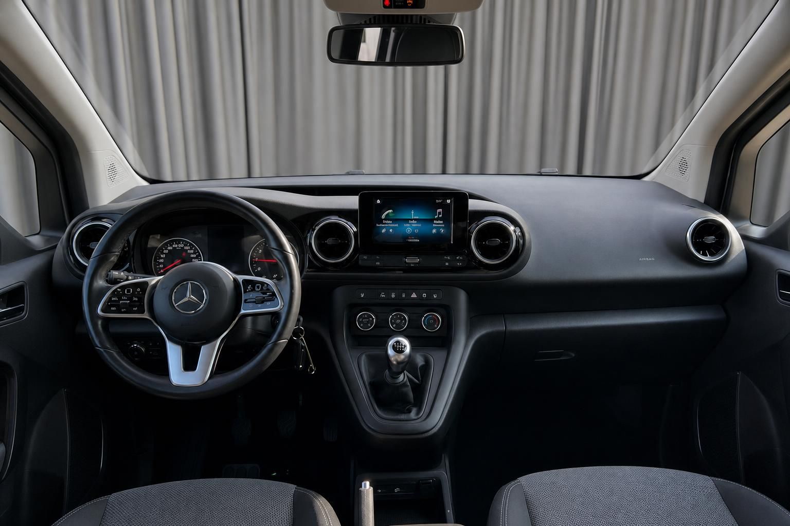 Mercedes-Benz Citan Innenraum - Cockpit mit Multimedia-Display und Klimabedienung