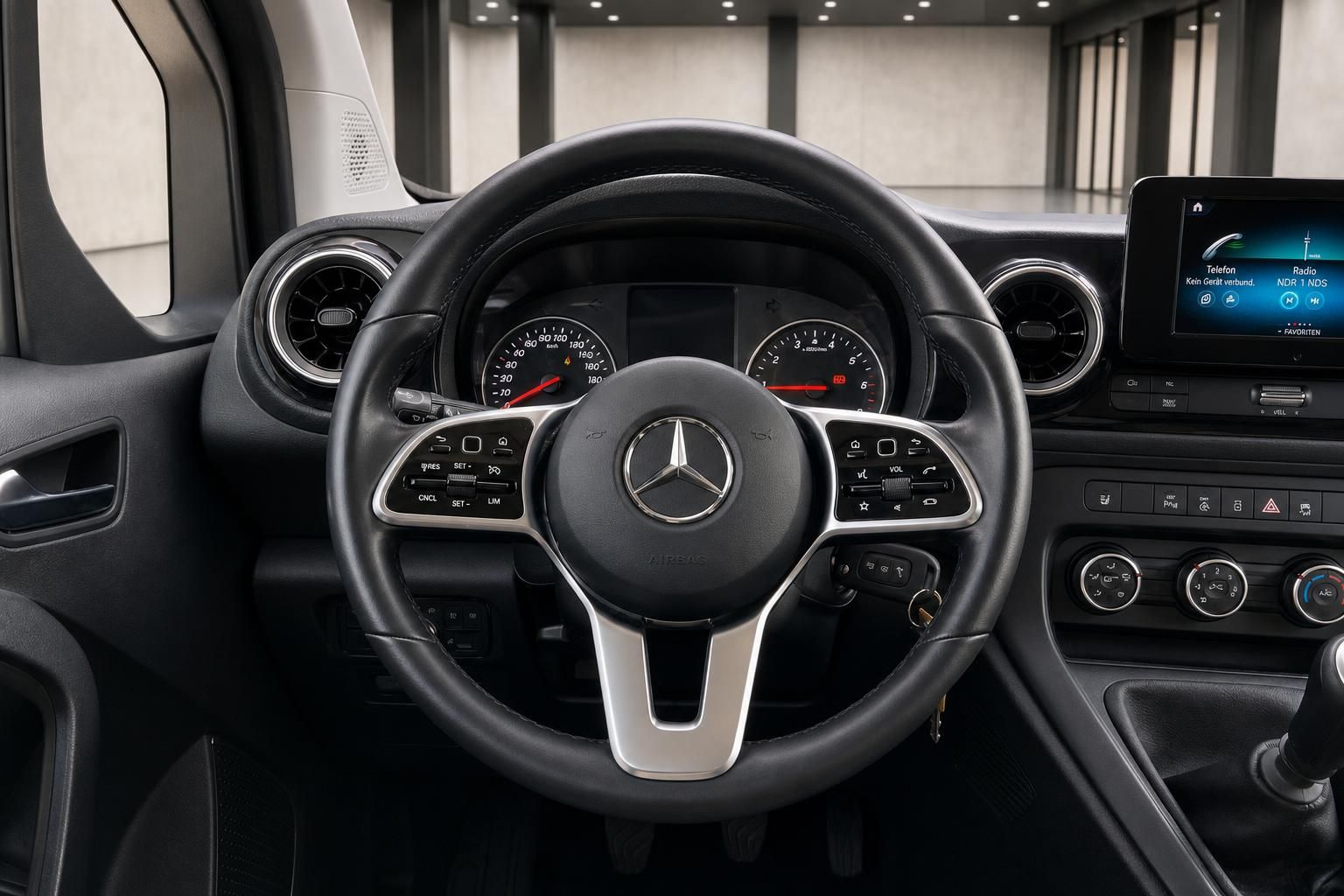 Mercedes Innenraum Cockpit mit Lenkrad, Armaturenbrett und Infotainment-Display