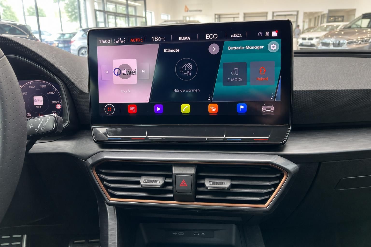 Cupra Infotainment-Touchscreen mit Klimabedienung und Batterie-Manager