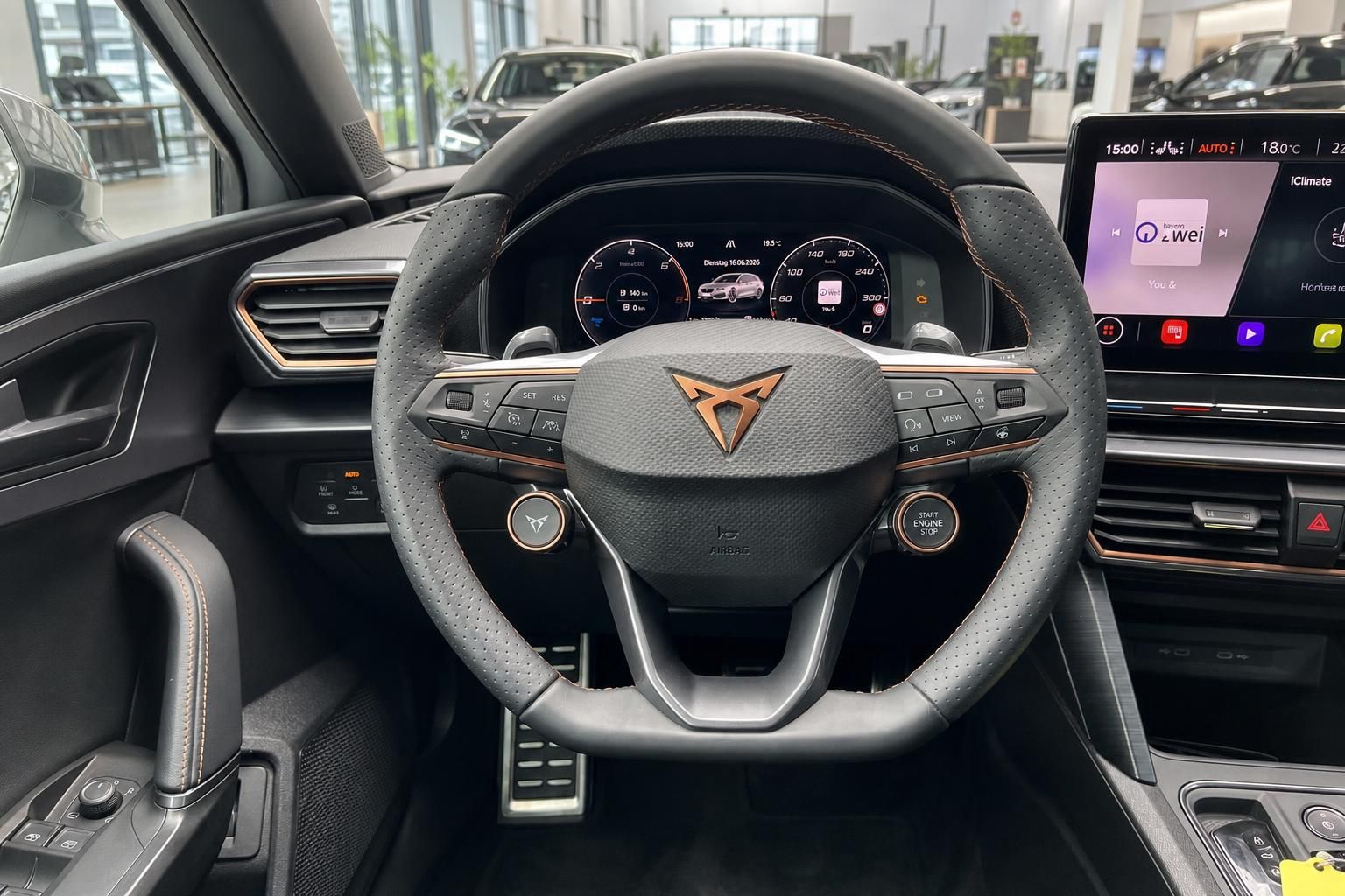 Cupra Cockpit mit Lenkrad, Digitaltacho und Infotainment-Display