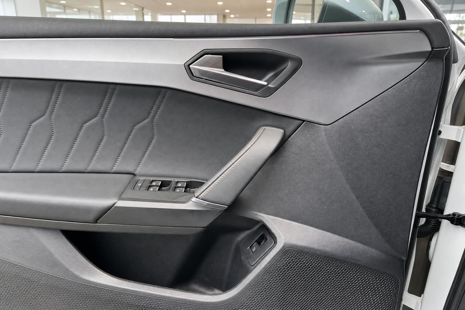 Türverkleidung mit Fensterheber und Griff im Fahrzeuginnenraum