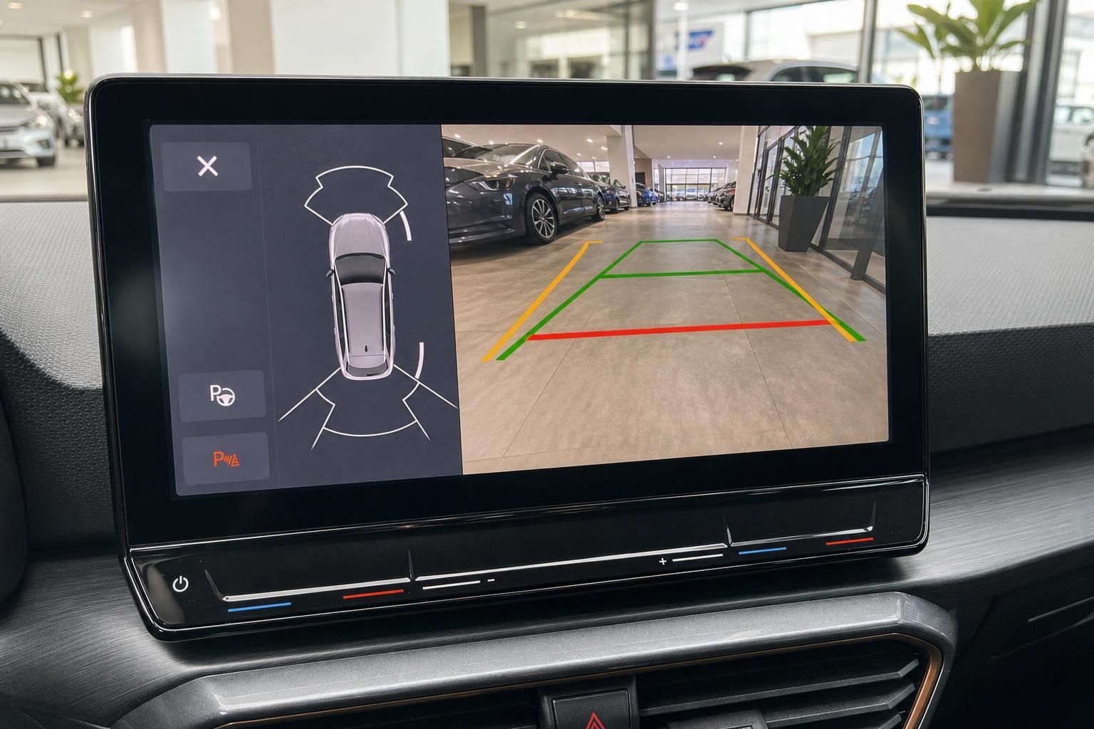 Infotainment-Display mit 360-Grad-Kamera und Parkassistent im Auto