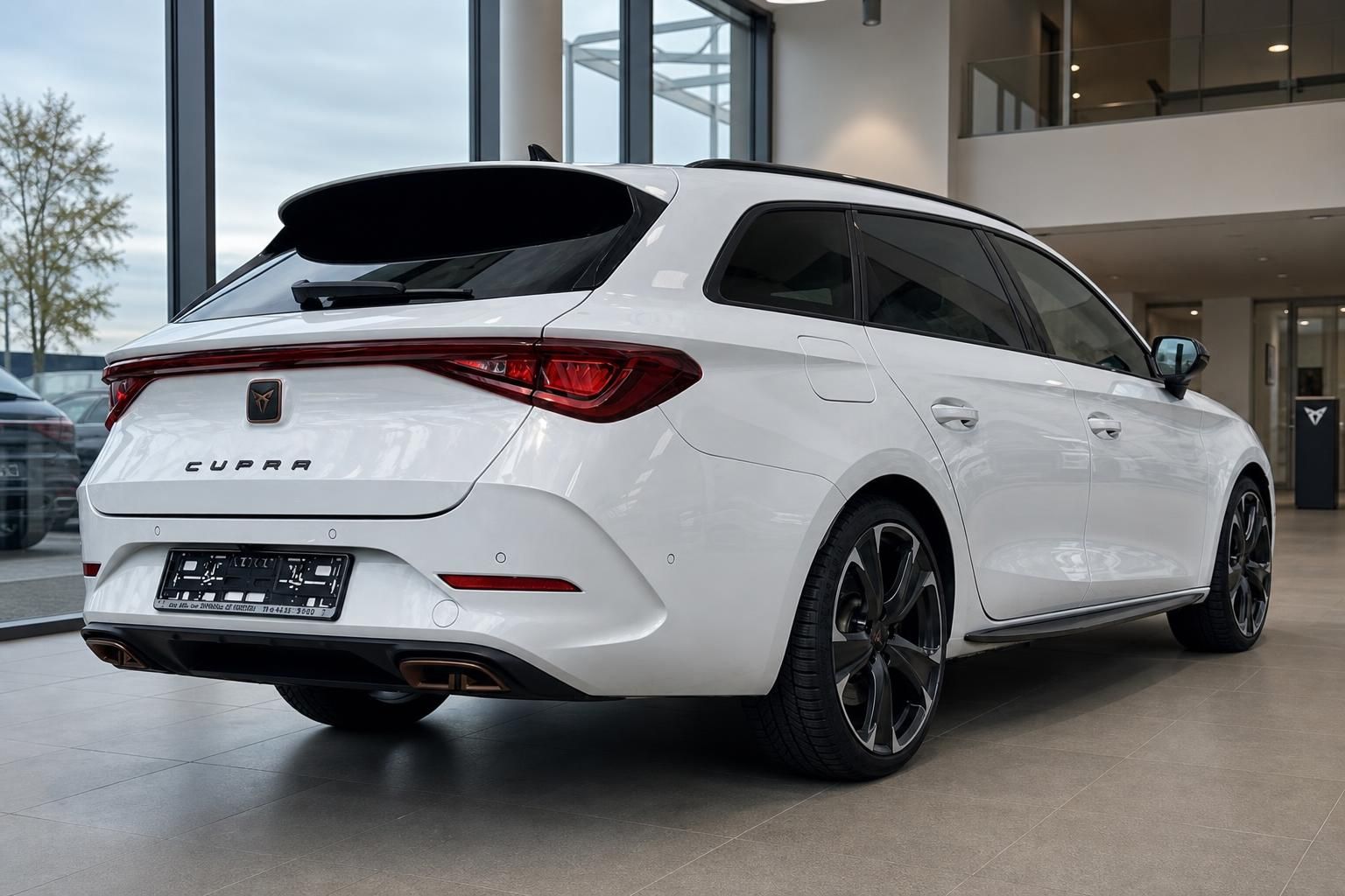 Cupra Leon Kombi weiß Heckansicht mit sportlichen Felgen