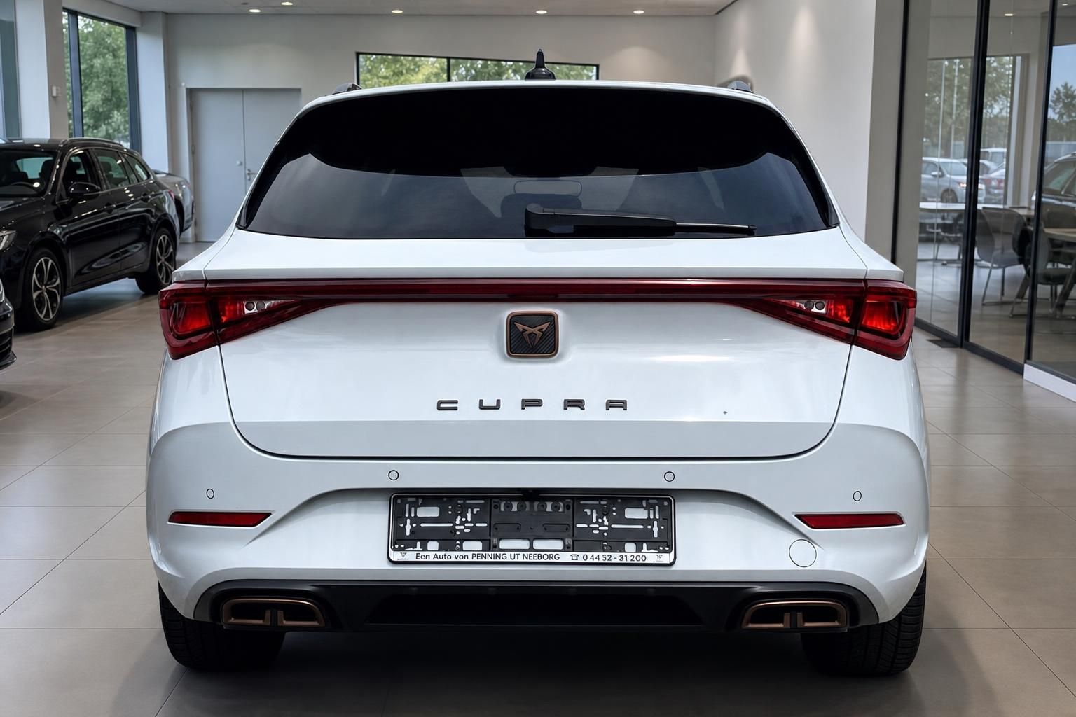 Cupra Leon weiß Heckansicht mit Rückleuchten im Detail