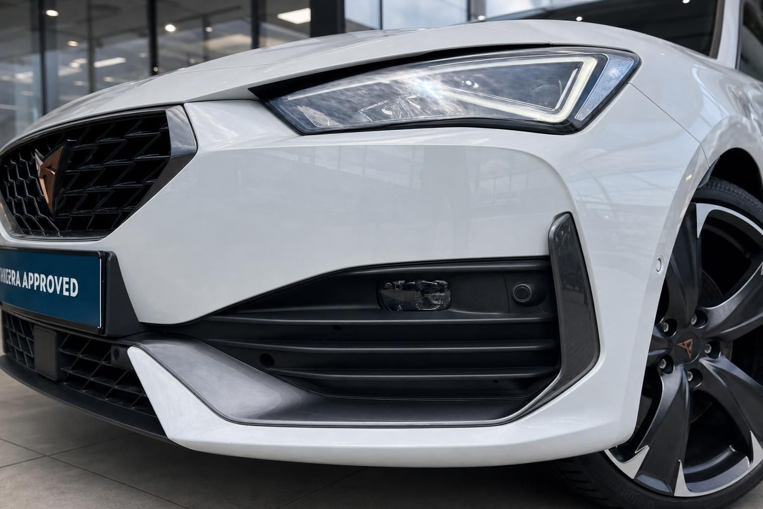 Cupra Frontstoßstange mit LED-Scheinwerfer und Alufelge Nahaufnahme