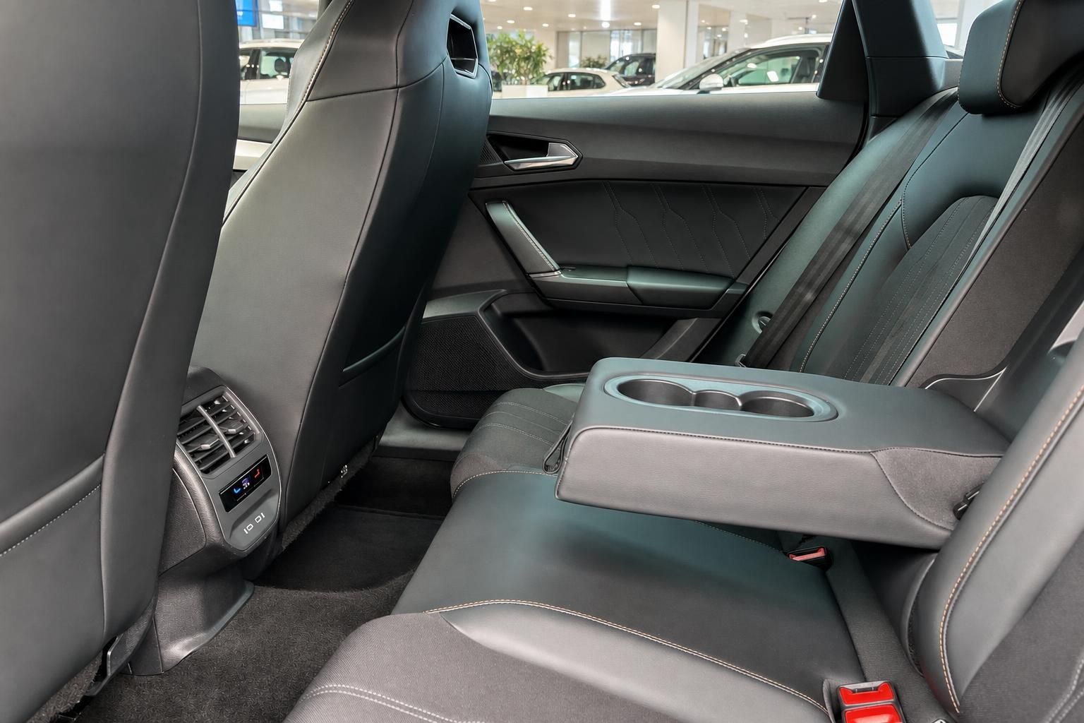 Cupra Rücksitze mit Lederausstattung und Mittelarmlehne im Innenraum