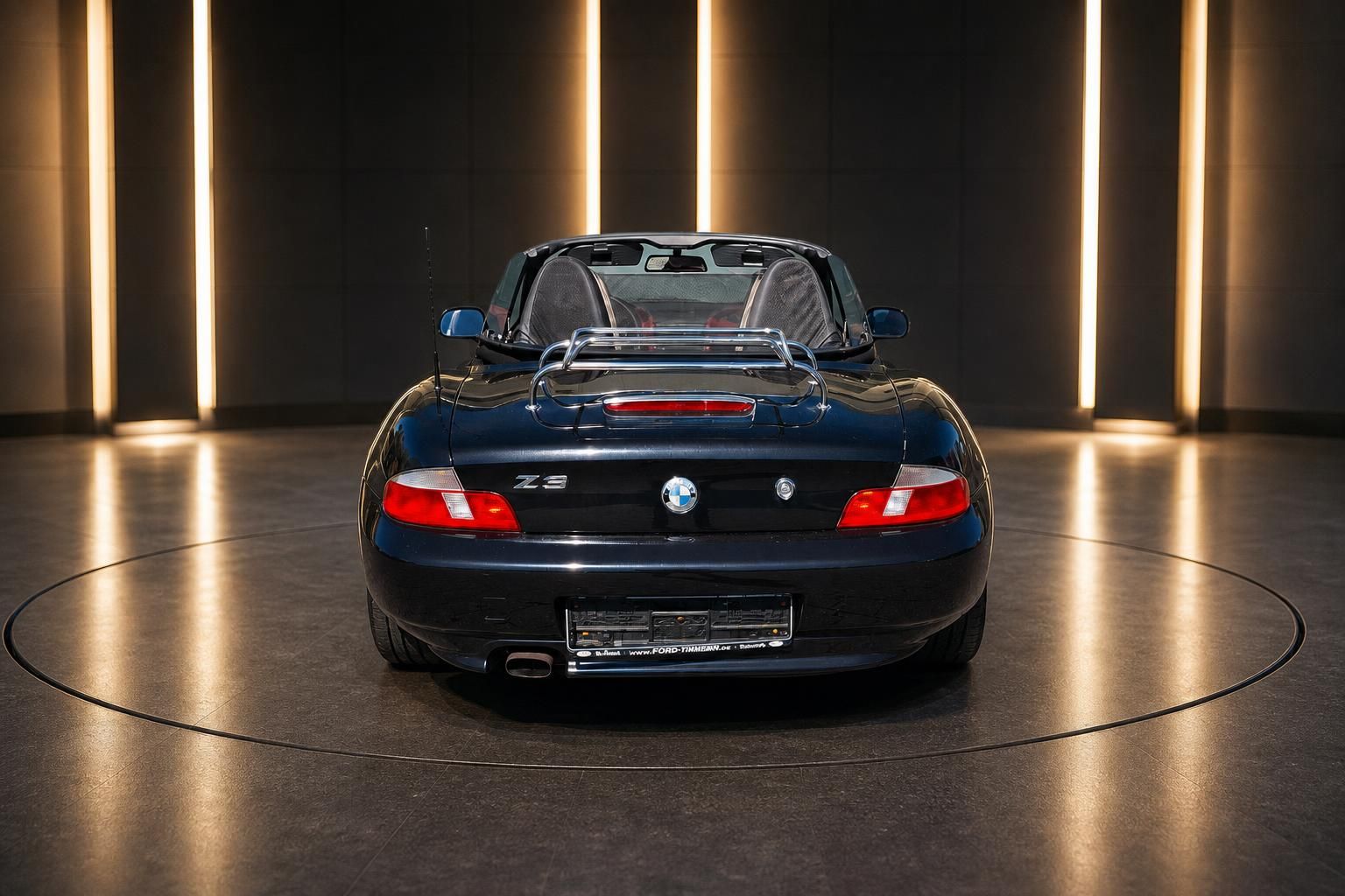 BMW Z3 Roadster dunkelblau Heckansicht frontal mit BMW Logo und Kennzeichen sichtbar