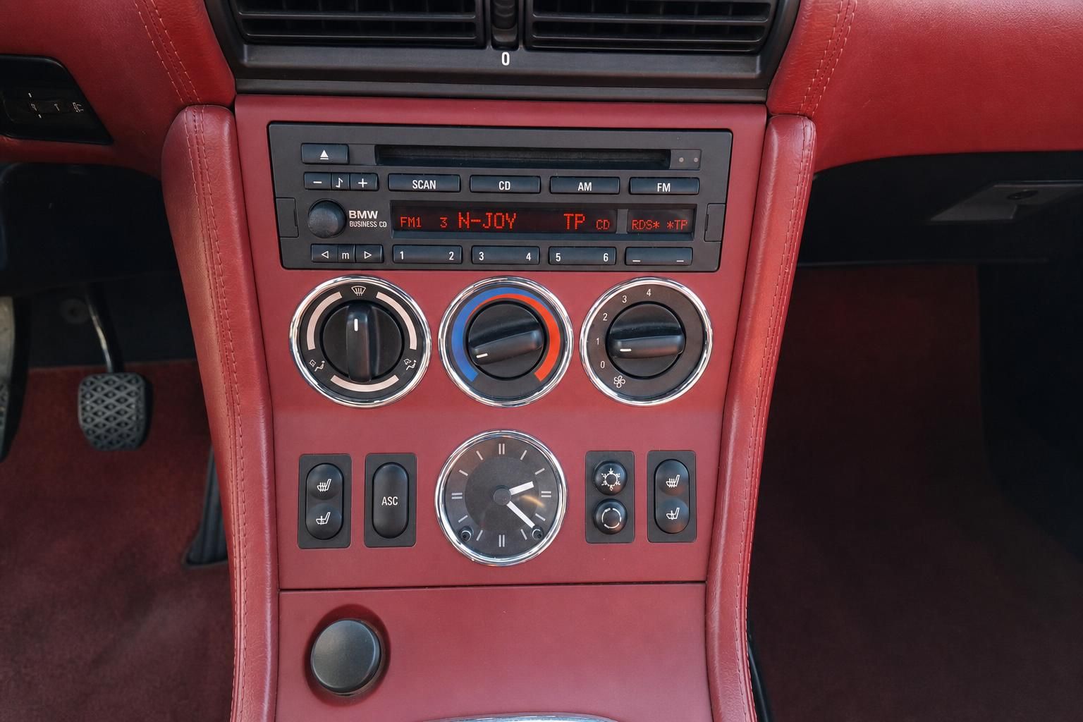 BMW Fahrzeug Innenraum mit rotem Leder, Business CD Radio und Klimaanlage Bedienelemente