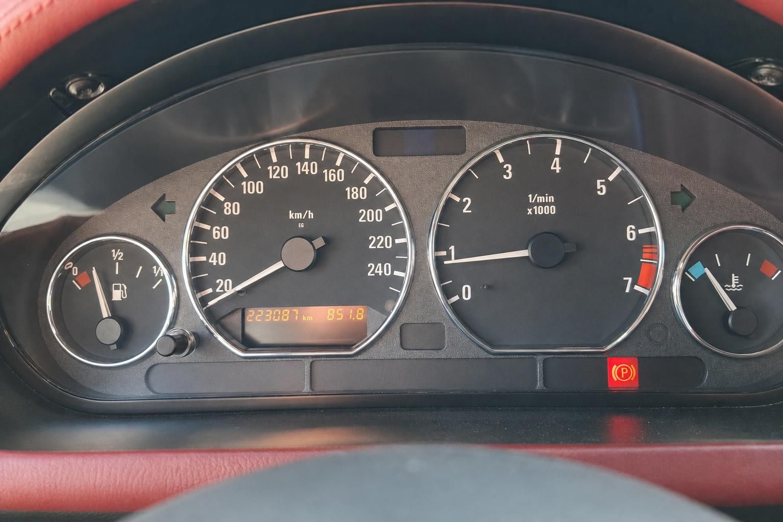 BMW Fahrzeug Cockpit Tacho Kilometerzähler Drehzahlmesser mit Tankuhr und Temperaturanzeige