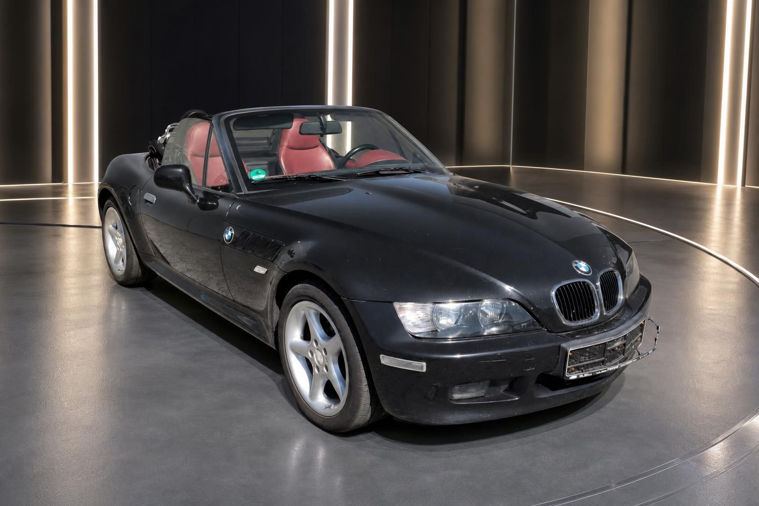 BMW Z3 Cabrio schwarz offen mit roter Lederausstattung - Dreiviertel-Frontansicht