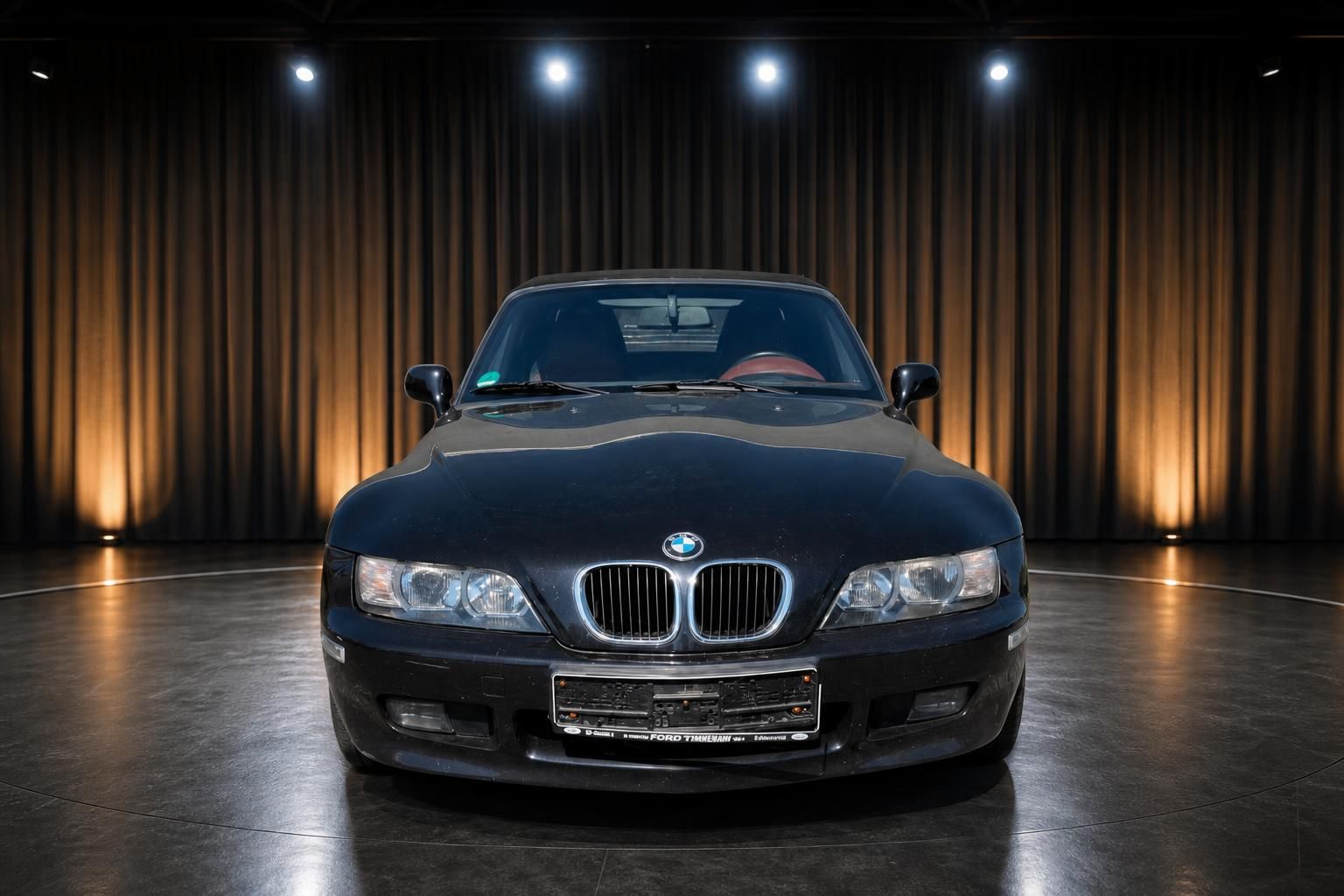 BMW Z3 Roadster schwarz Frontansicht mit charakteristischer Nierengrill und Scheinwerfern