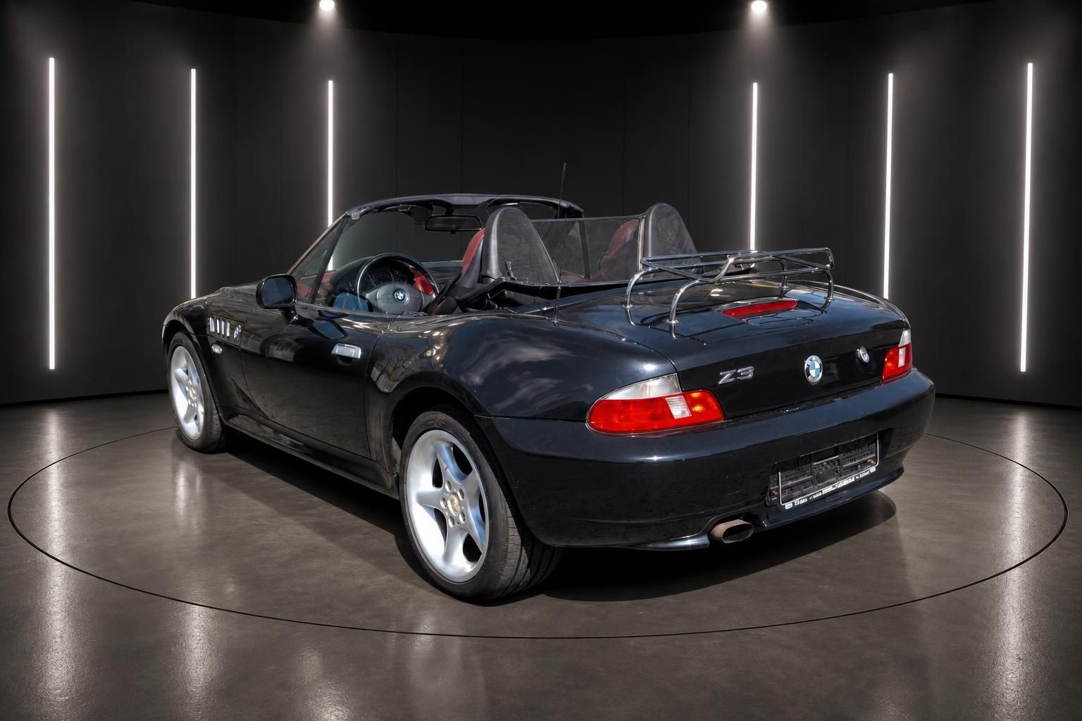 BMW Z3 Roadster dunkelblau Heckansicht mit Gepäckträger auf drehbarer Präsentationsplattform
